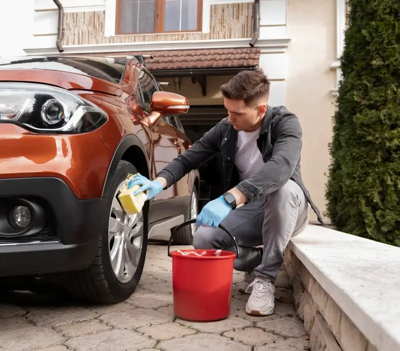 Lavage auto à domicile Saint-Pois : professionnel intervenant sur un véhicule